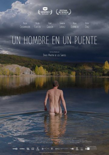 un hombre en un puente